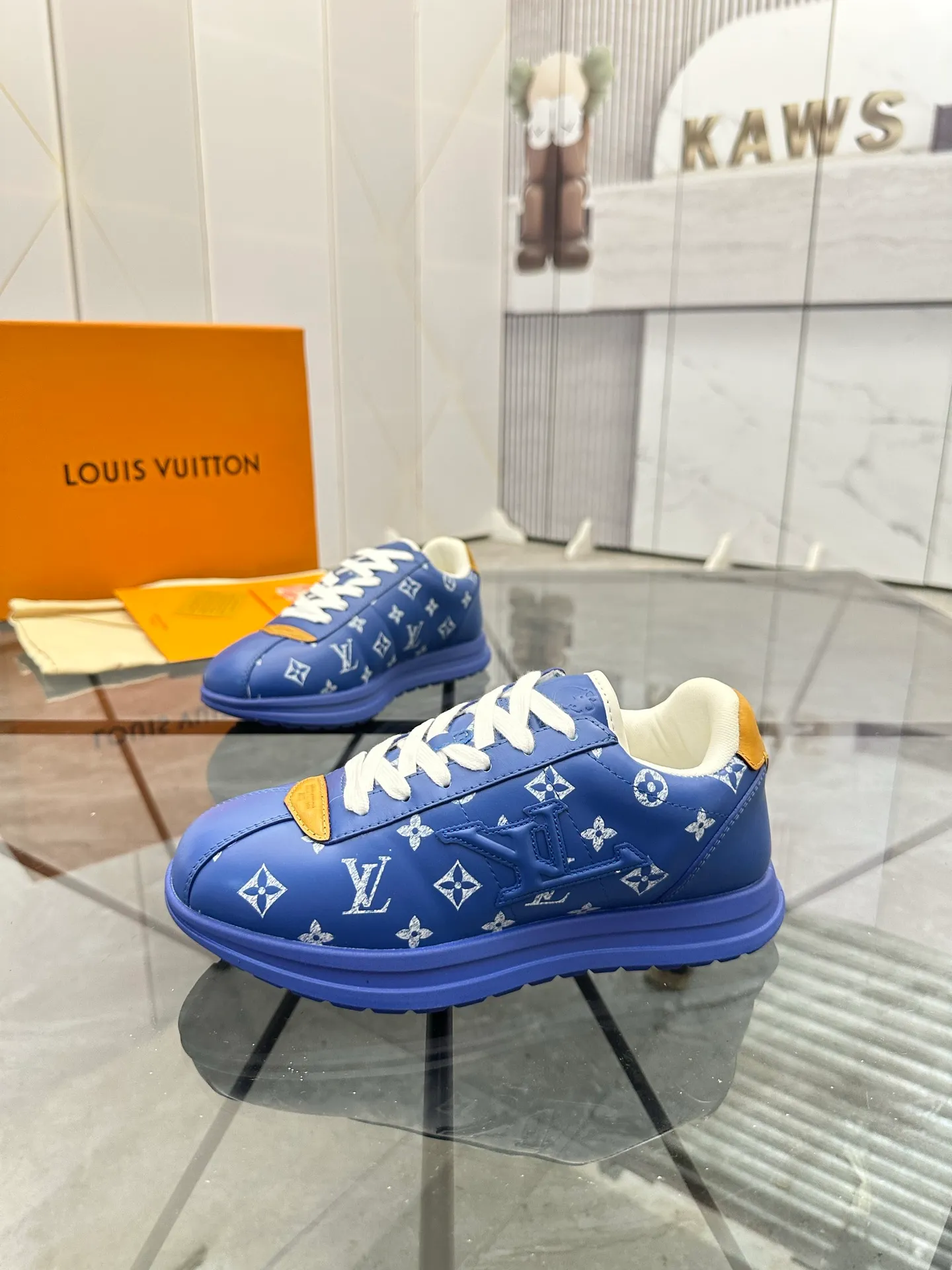 Men's shoes: 💰P700¥ Top quality Product trademark: LV* "Louis Vuitton*" low-top casual shoes Regular size: 35-45 (can be customized to 46) Couple style Product materials: Imported cowhide upper, breathable lining, original outsole. Number: two